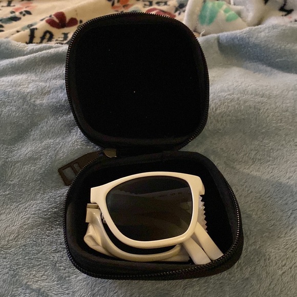 Burberry White Foldable Sunglasses-Like New! - Picture 10 of 10